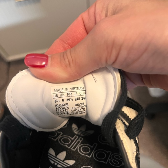 NWT Women's Adidas Tan and Black Casual Samba Style Sneakers Size 6.5 (7) - Picture 6 of 6